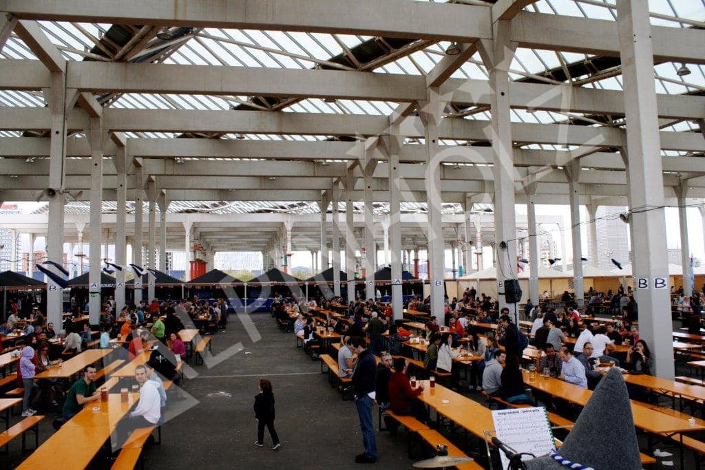 Lloguer de bancs i taules plegables de fusta
