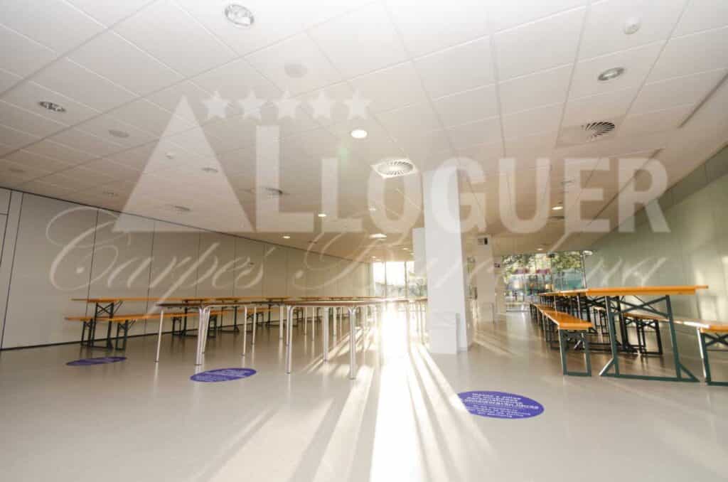 Taules i bancs de fusta de lloguer