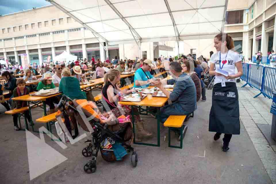 Taules i bancs plegables per a festes