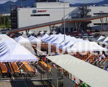 Taules i bancs plegables de fusta